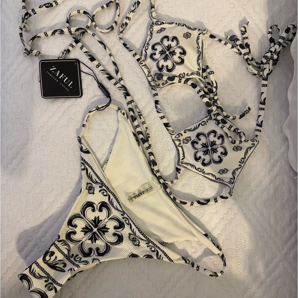 NWT bikini set, fun style top!